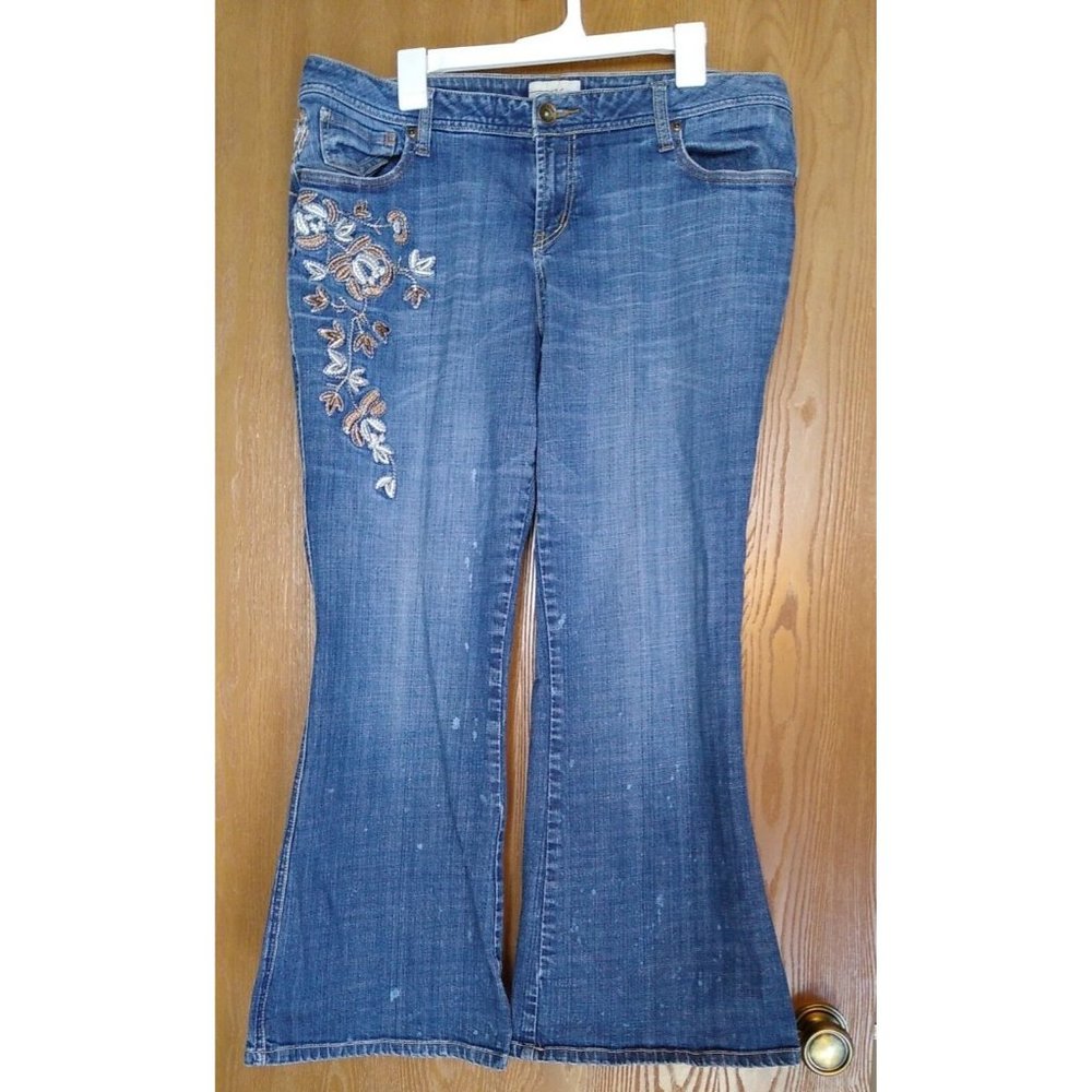 Womens Size 20 Venezia Embroidered Jeans Flare Leg Distressed Preowned